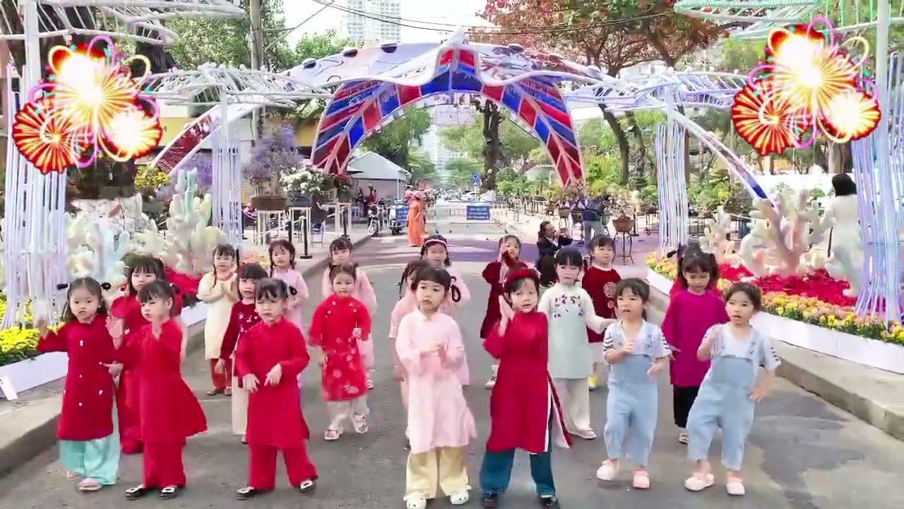 Em chào Tết 
