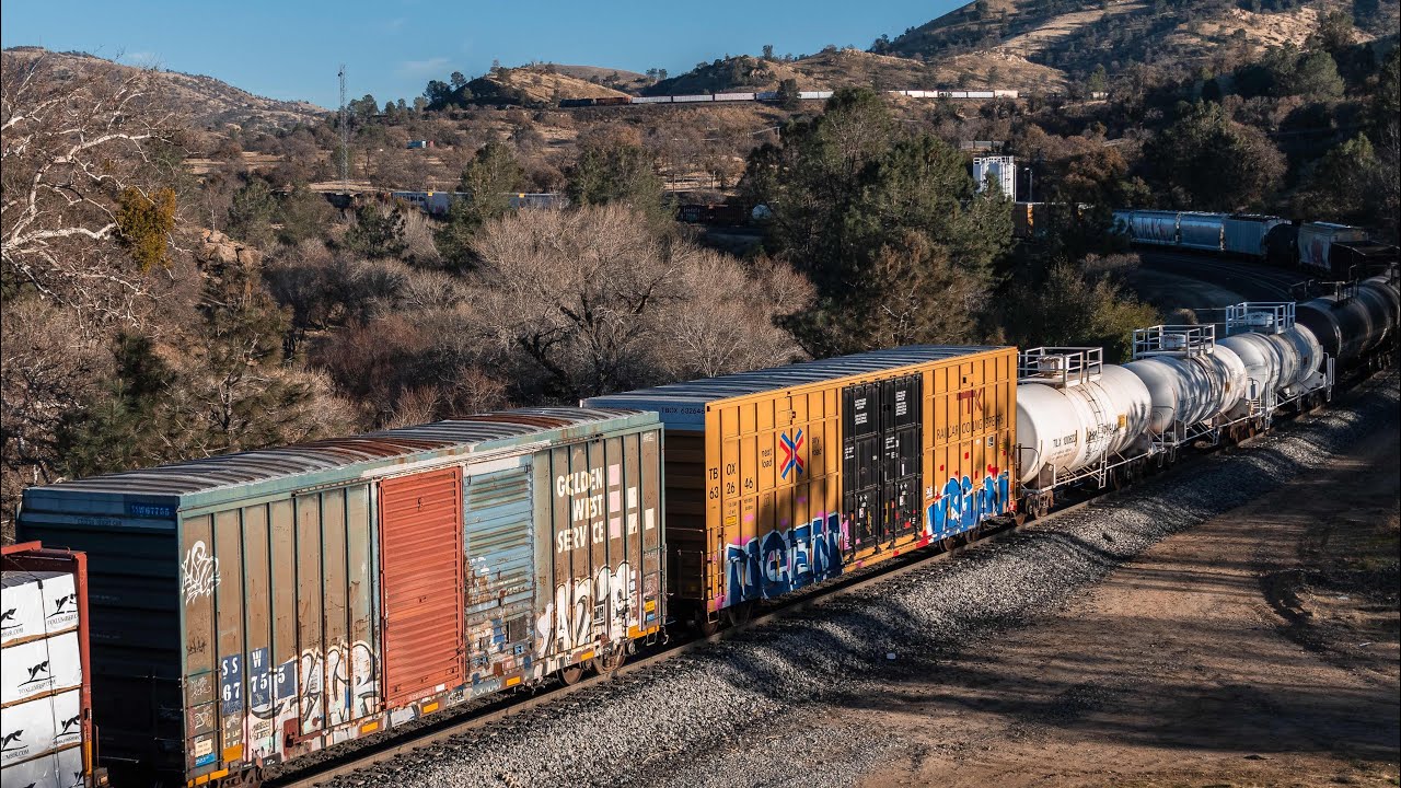 Busy day at Woodford siding! Tehachapi pass Ca