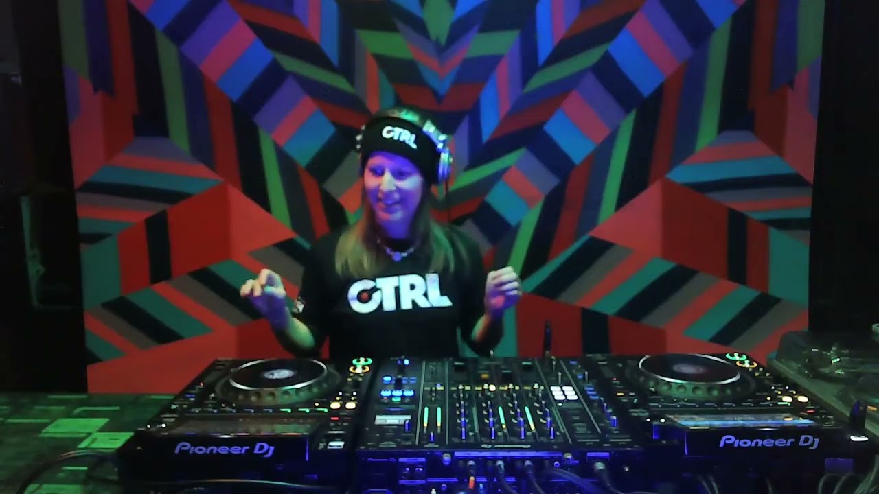 Tech House and Funky House Mixes recorded live at Dee's DJ Social session (January 2026)