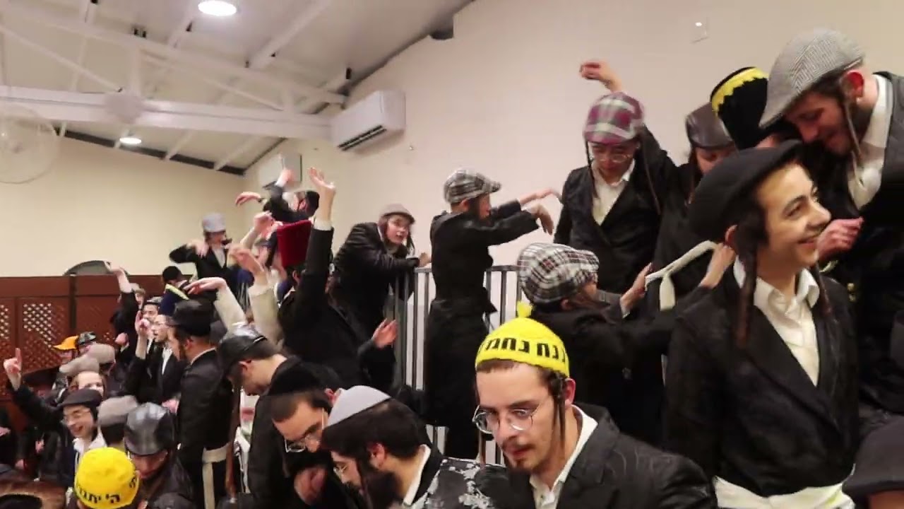 הקהל בריקוד קדצק'ע סוער במהלך טיש פורים דפרזין בירושלים