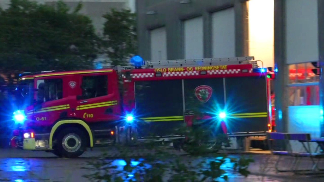 ST.BRYN (O61) oslo brann og redningsetat brannbil i utrykning Feuerwehr auf Einsatzfahrt