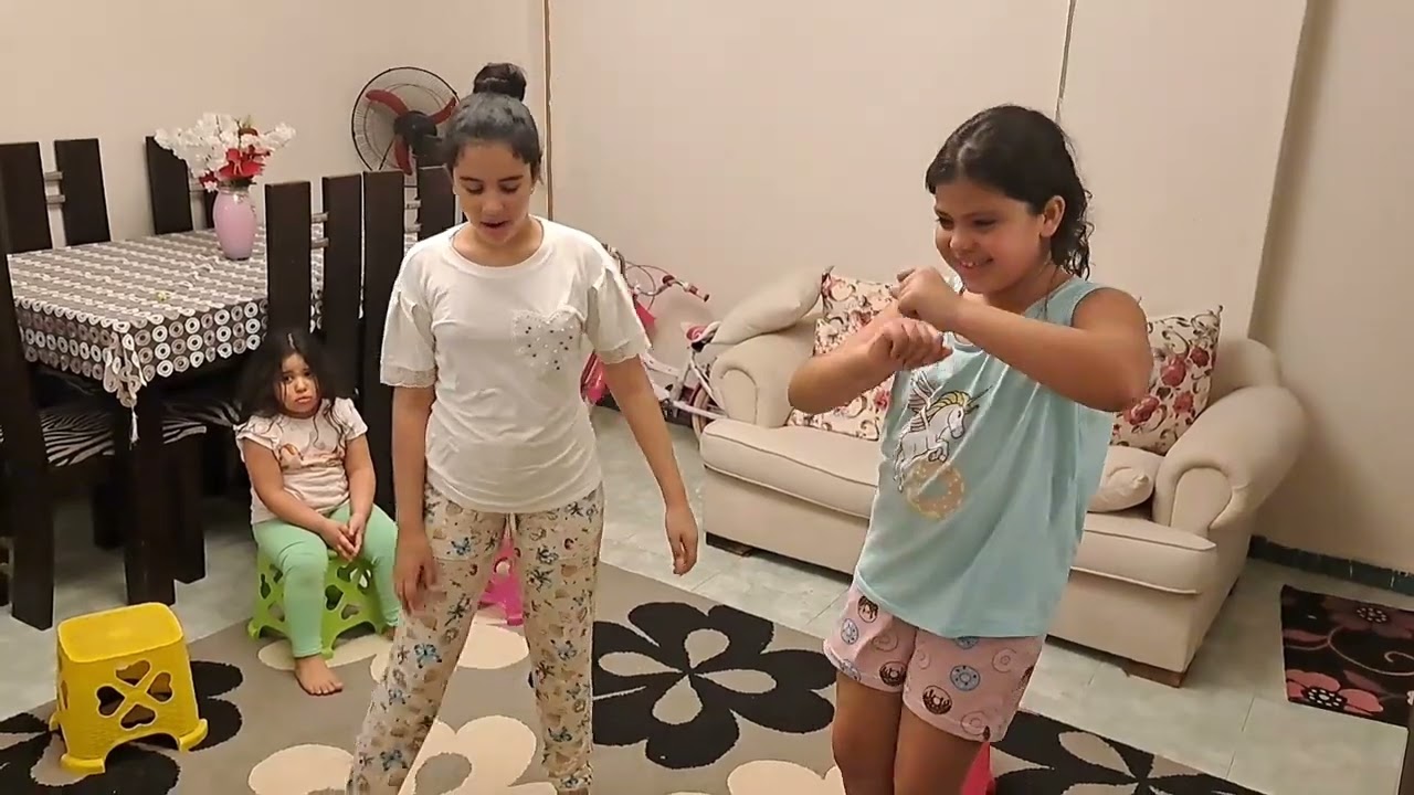 نوني بتلعب مع اخواتها