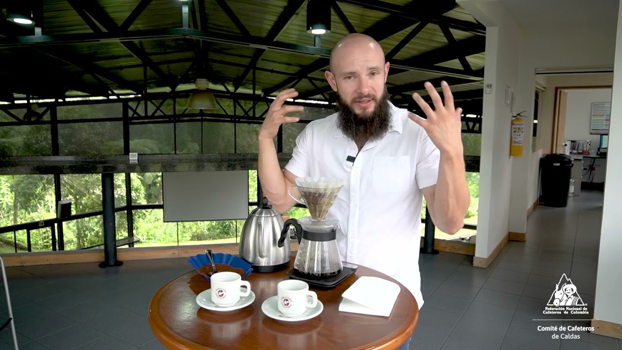 Carlos Escobar Campeón Nacional de Cafés Filtrados 2024 nos prepara una taza de Café Caldense.