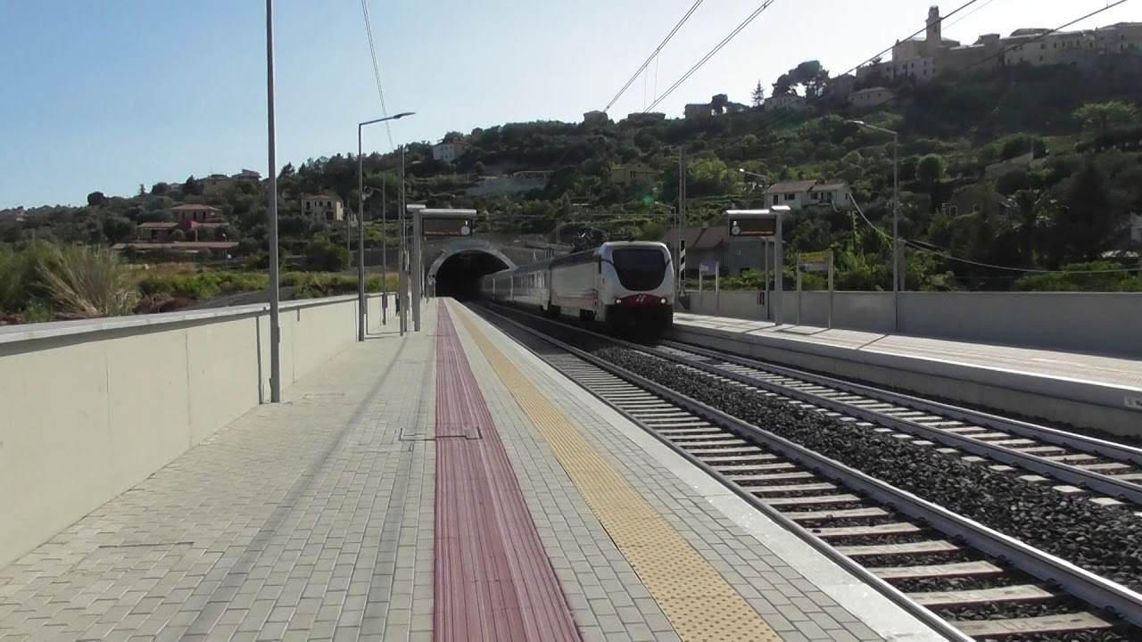 E402, trein rijdt toeterend door het station van Diano Marina (IT) [HD]