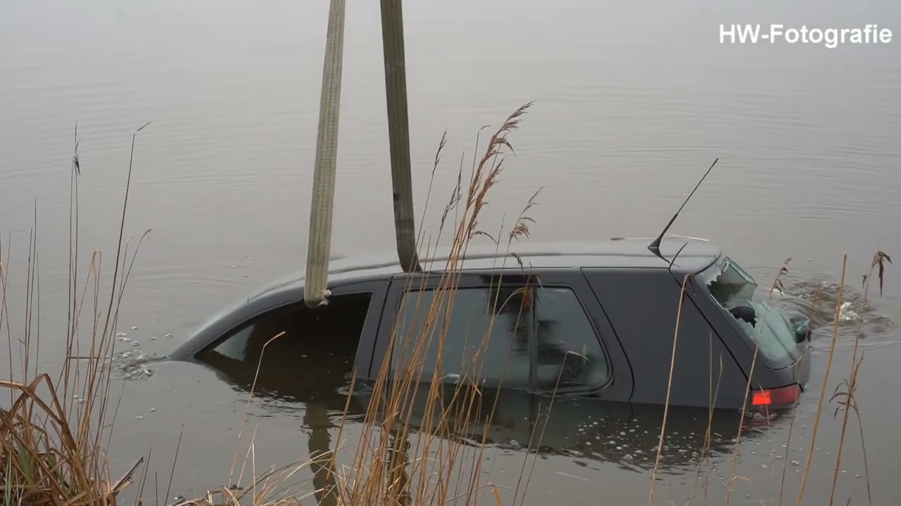 Berging te water geraakte auto aan Conradsweg