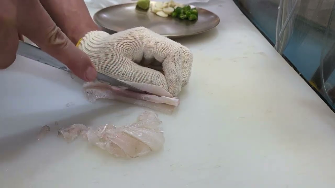 “가자미 두마리 살아서 올라왔습니다 🐟 손질부터 회 접시까지  보여드립니다”