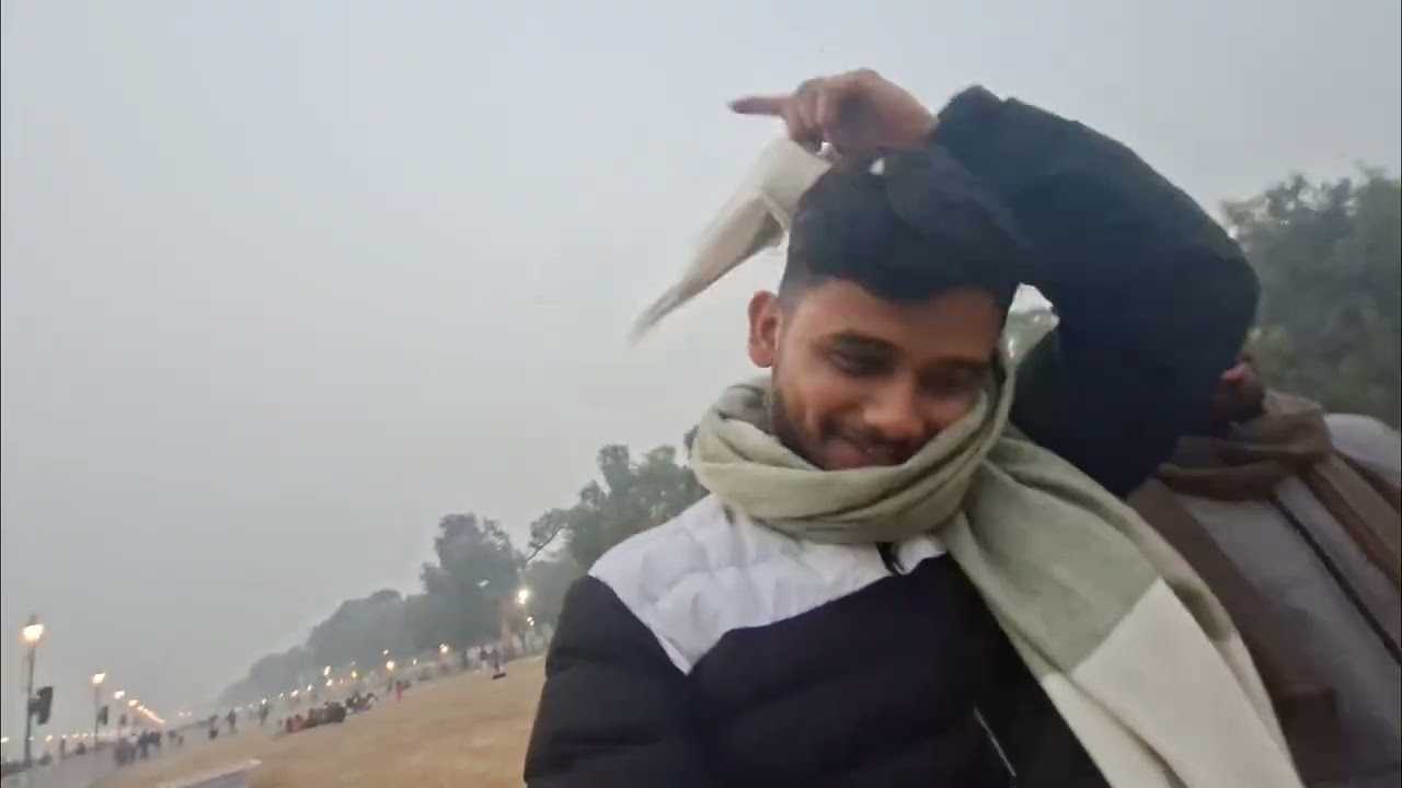 Delhi pollution- India Gate gayab ho gya 😨 