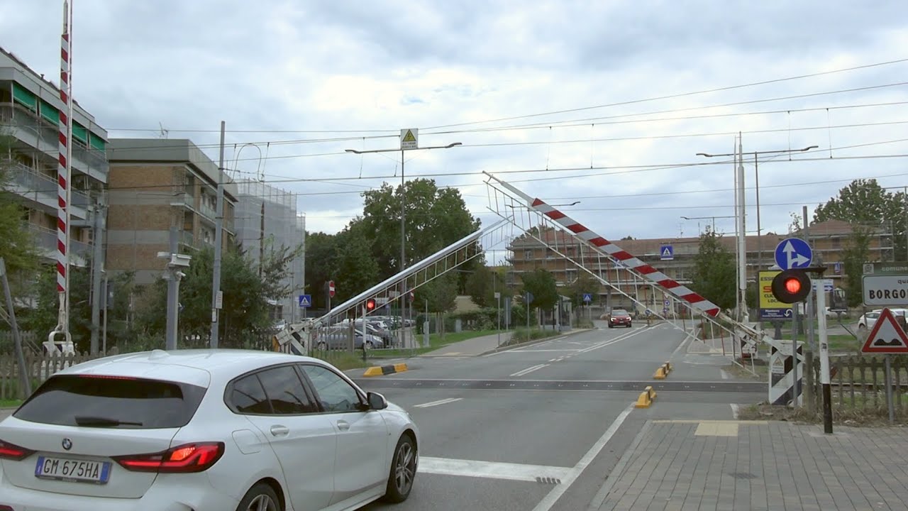 Mantova (I) Passaggio a Livello // Level crossing //