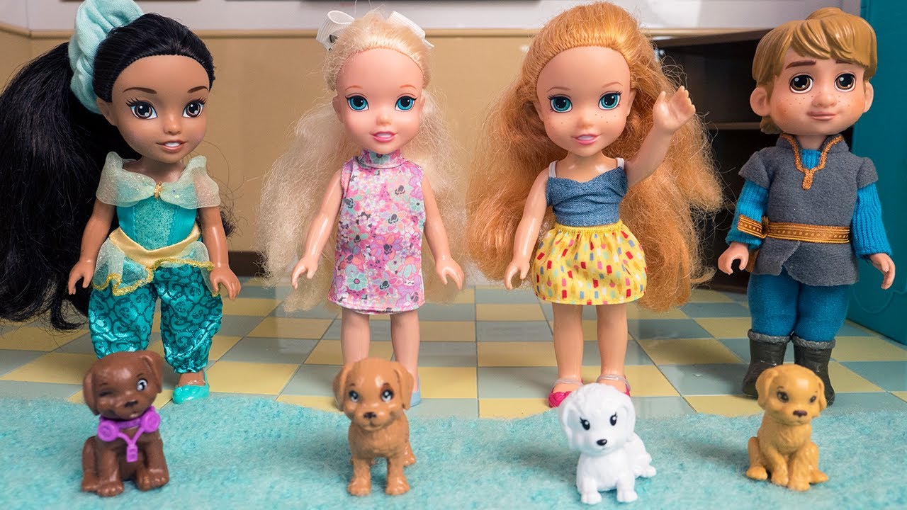 Elsa and Anna Toddlers at school - PETS SURPRISE🐶🐾