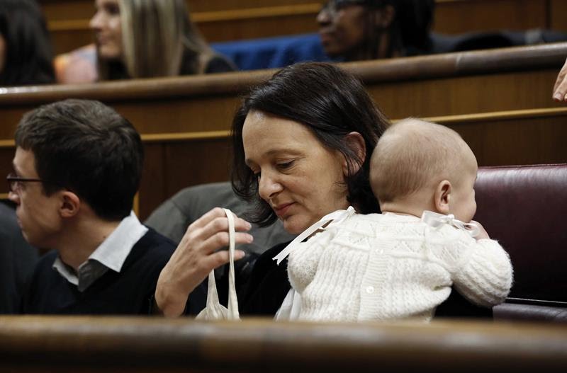 La diputada de Podemos Carolina Bescansa asiste al pleno con su bebé