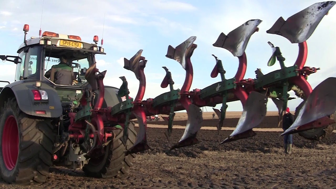 Fendt 828 Vario with Kverneland ES 85 5 furrow reversible plough at Grampian Supermatch 2019.