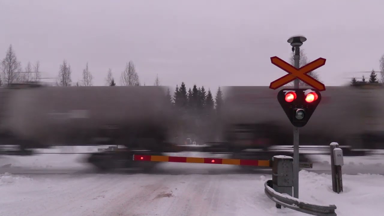 VR freight train T 2254 passed SIIKAMÄKI ASEMA level crossing @ Pieksämäki, Finland