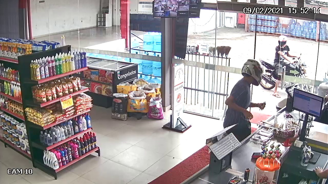 Dupla assalta loja e suspeito armado leva bombons do caixa, em Manaus