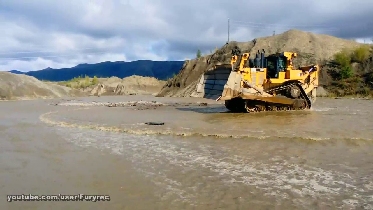Артель Челбанья. Переправа на бульдозере Caterpillar D10T для замены убитой молнией опоры ЛЭП