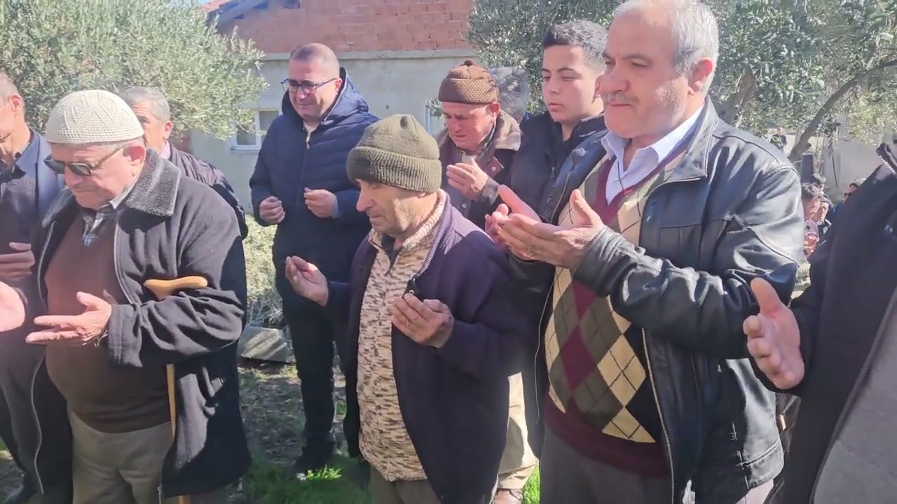 DEMİRCİ'nin KILAVUZLAR Köyünde MEHMET EMRE'nin CENAZESİNDE YEĞENİ RESÜL EMRE HOCA DUA EDİYOR