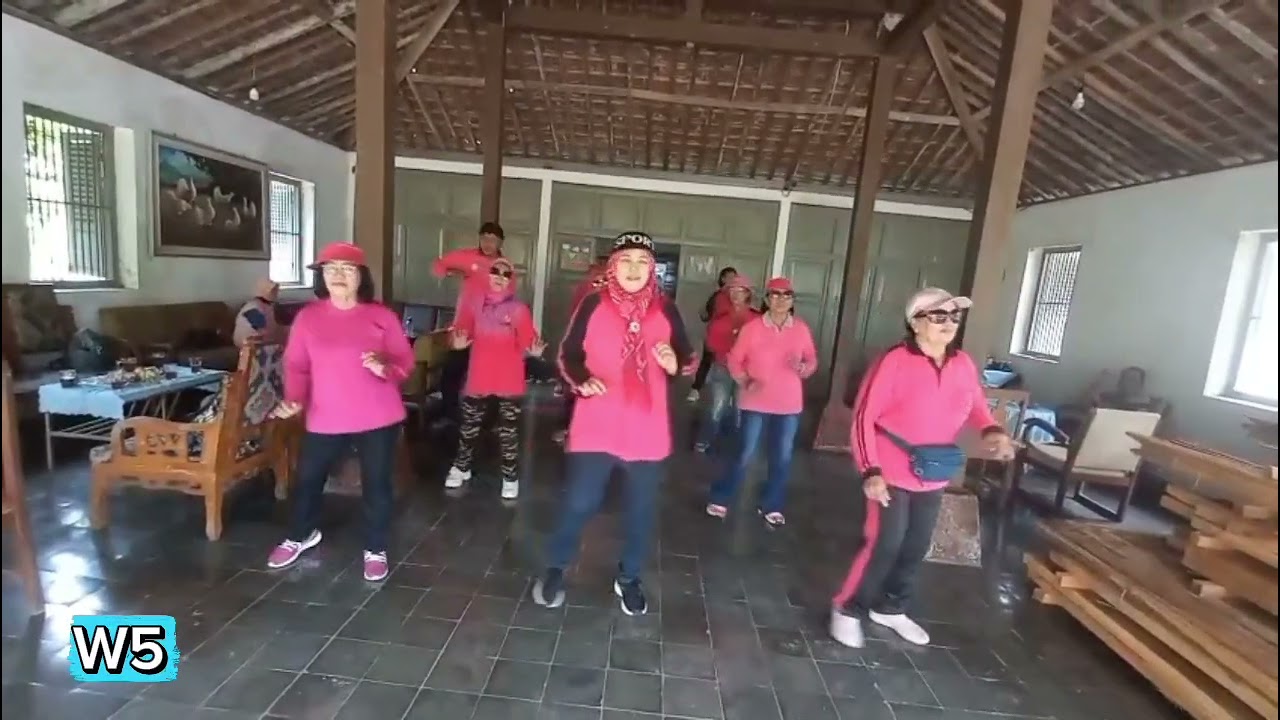 Katanya Cinta Tak Butuh Rupa #Linedance # Komunitas Senam Lansia Gedung Juang 45