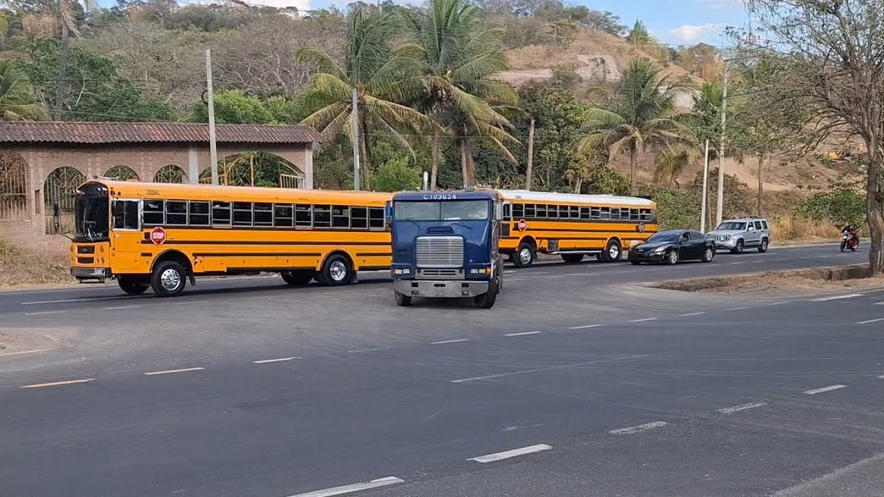 Los buses del colectivo pasan en convoy @lapanamsv  