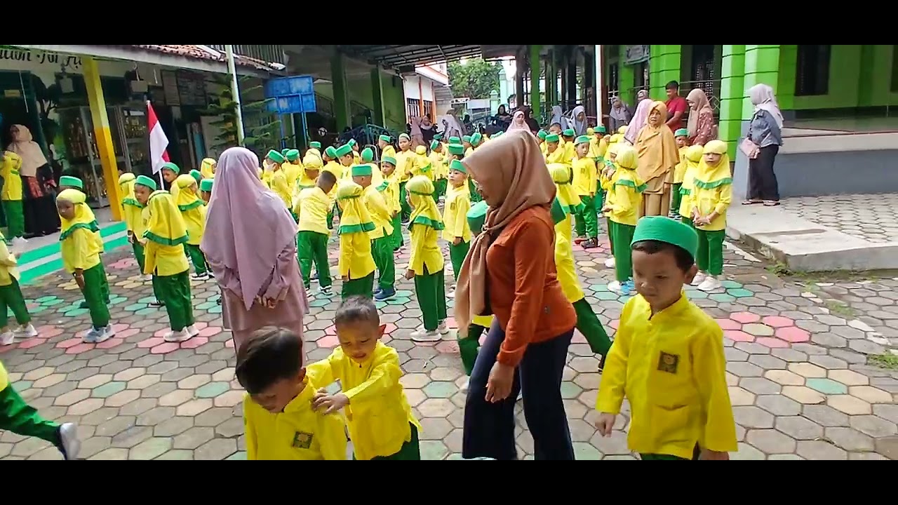 Antri masuk ke dalam kelas , secara bergantian antar kelas