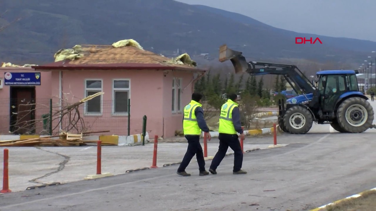 Tokat'ta kuvvetli rüzgar çatıları uçurdu, ağaçları devirdi
