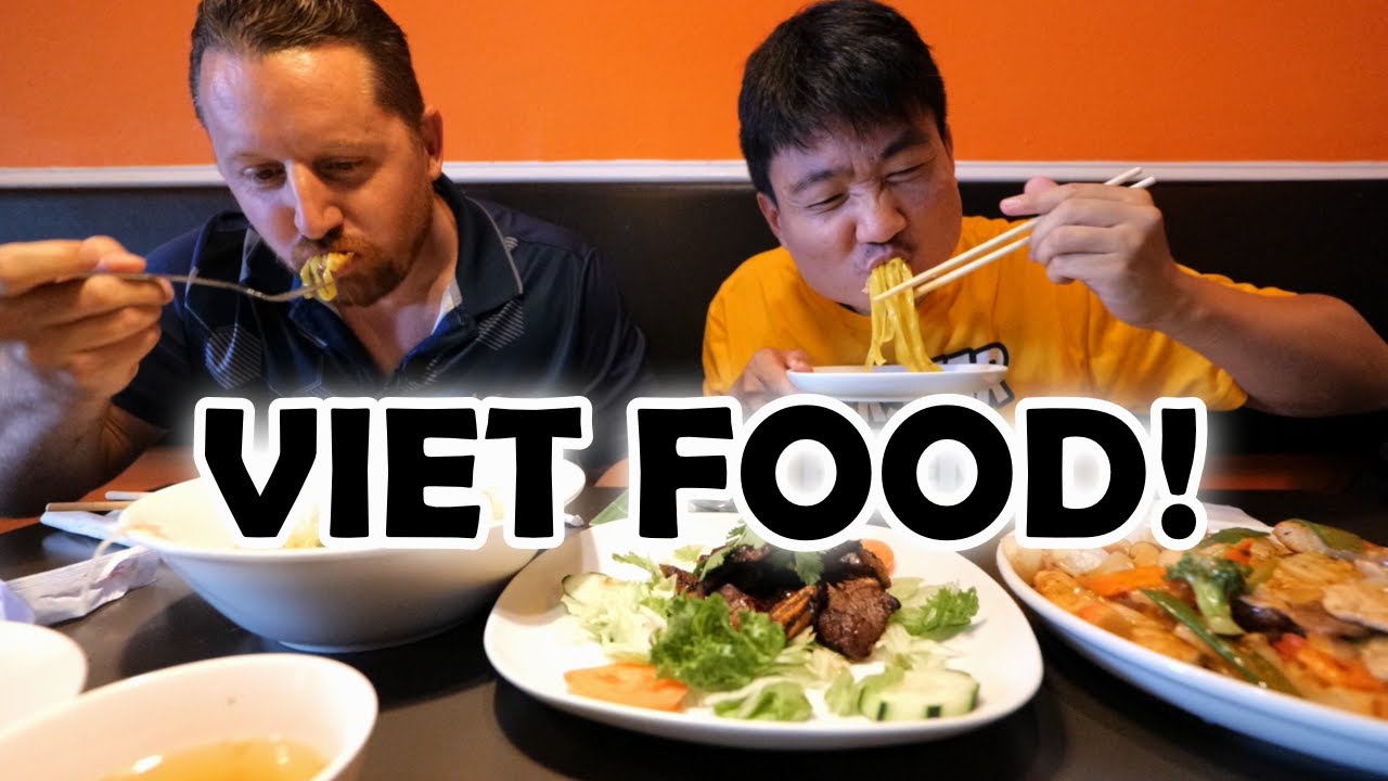 Eating at the HIGHEST RATED VIETNAMESE RESTAURANT in HOUSTON!