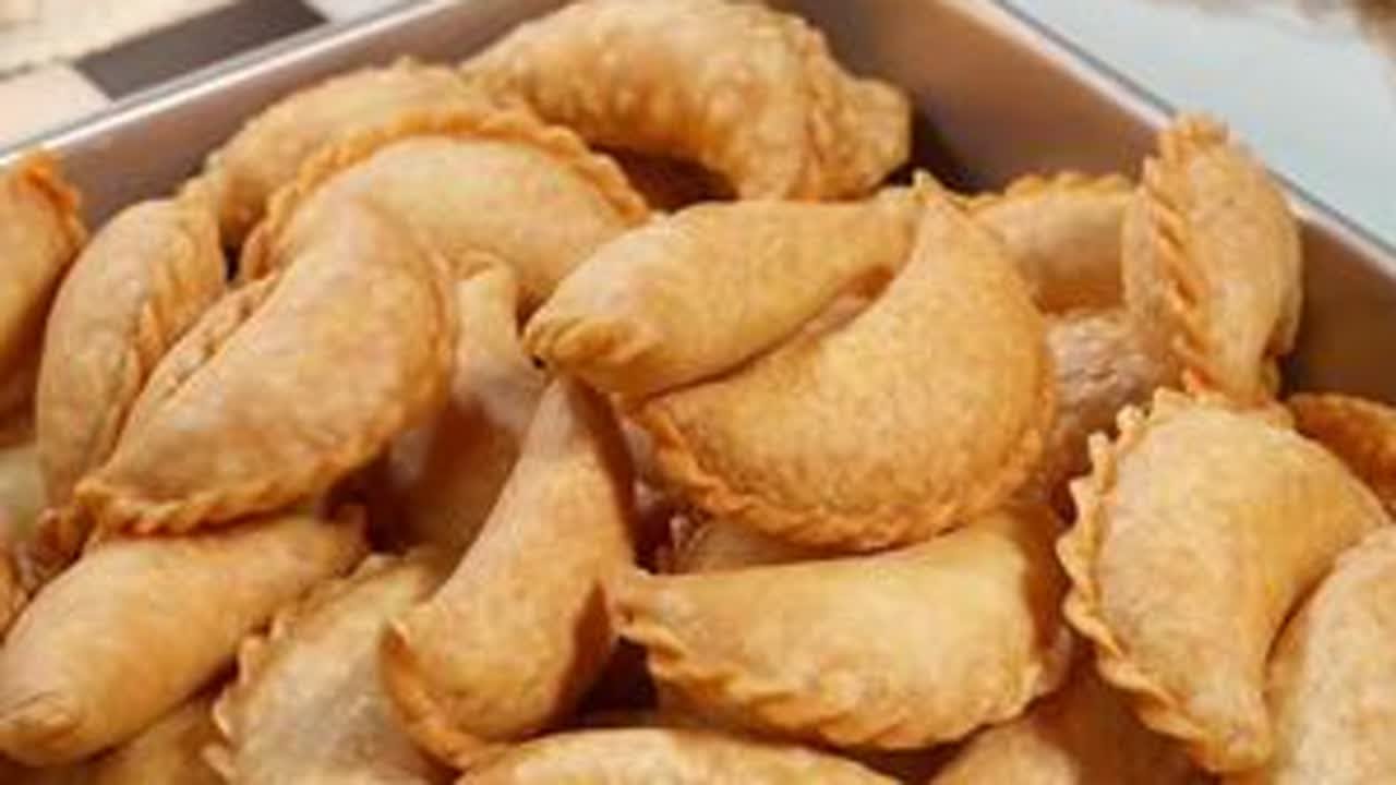 广东传统贺年小吃~油角仔~家庭版详细配方和做法分享给你们，试过的姐妹都拍手叫好，大可放心照着做哦#年味 #油角#纯手工制作美食 #美食