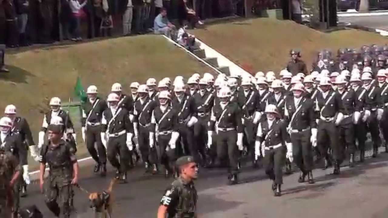 61º aniversário do 2º BPE - tropa desfila em continência ao cmte