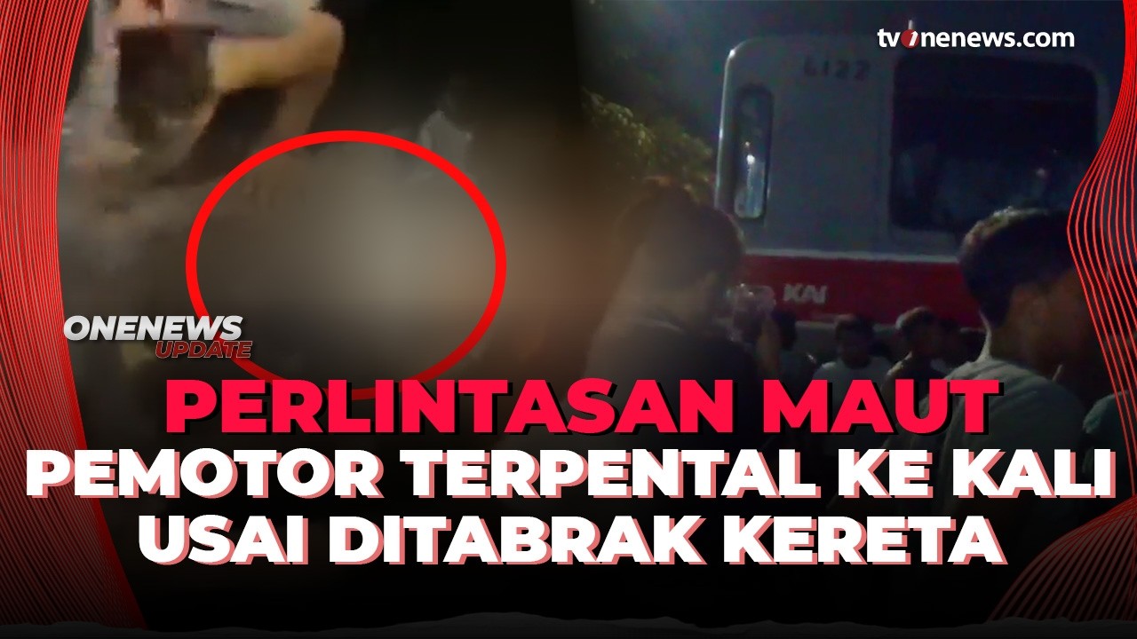 Tragis! Pemotor Wanita Tersambar Kereta hingga Terpental ke Kali di Jakarta Barat | OneNews Update