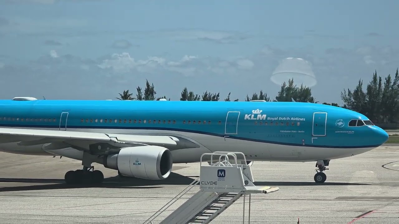 A330 KLM rodando a puerta en Princess Juliana Sint Marteen