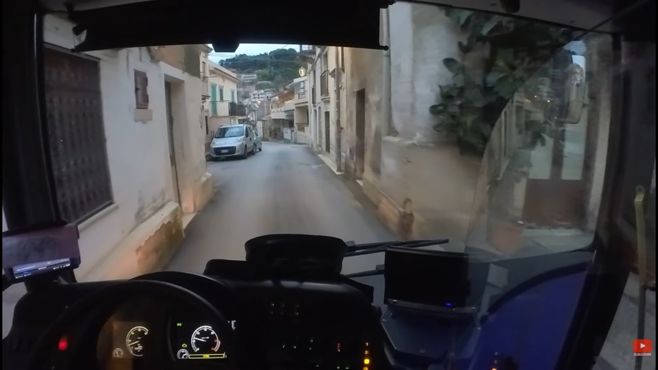 Bus driving narrow streets 🚍 LINEA 26 FESTIVO - SALICE 🇮🇹 #bus