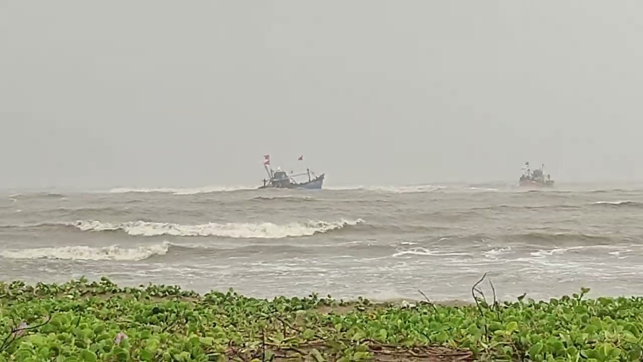 માછી મારોની જીંદગી 😓😓 @mauliksolanki193 #diu  #fishing  #life #strom #sea #sea #boats #vlog #2025