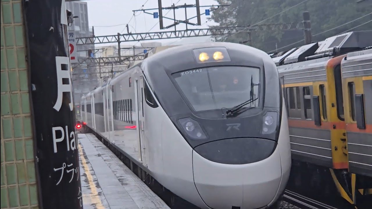 4911次瑞芳發車經由深澳線開往八斗子1023+1031+1016+1015四節DRC原色柴油客車，和472次員林開往台東的EMU3000型十二輛編組EMU3044皮蛋豆腐騰雲號藍色帶新城際自強號列車