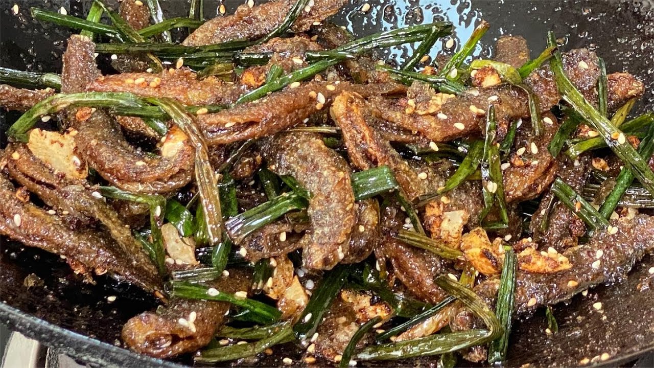 泥鳅怎么做才好吃？大厨教你香辣可口的简单做法，香脆味美一口一条