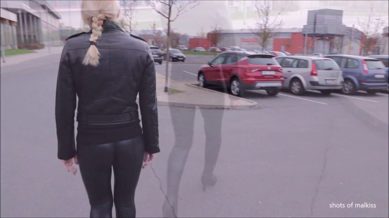 Caribig in shiny leggings