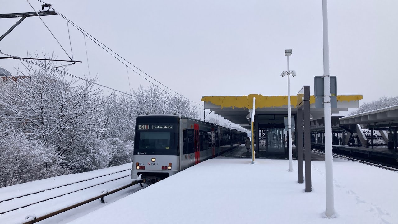 GVB Metro’s spotten in de sneeuw.