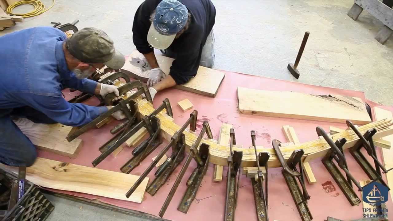 Как ламинировать форштевень для 24-футовой деревянной лодки с V-образным дном