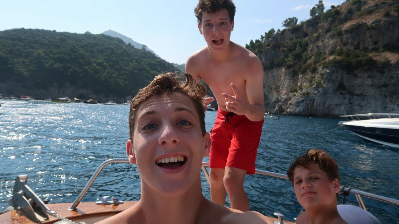 SPENDING THE DAY ON A PRIVATE BOAT (italy)