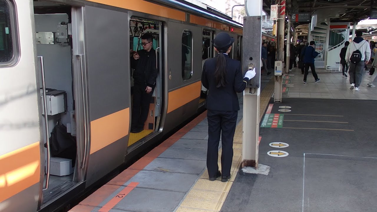 中央線三鷹駅での女性車掌動作ME１