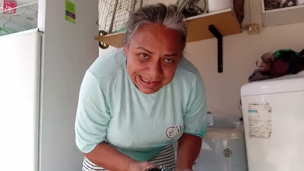 Lavando roupas na mão,por que minha máquina quebrou,mas vamos lá lavar com 🤣🤣🤣🤣