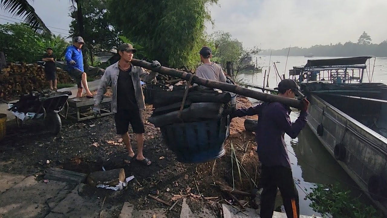 Lạc vào nơi sản xuất than củi nghề khó làm ít người làm được