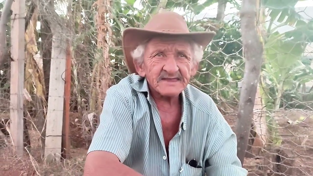 CITÕE IRMÃO DE TIRINGA CONTA QUE LEVOU UMA MORDIDA DE CACHORRO ENQUANTO LIMPAVA UM MURO.