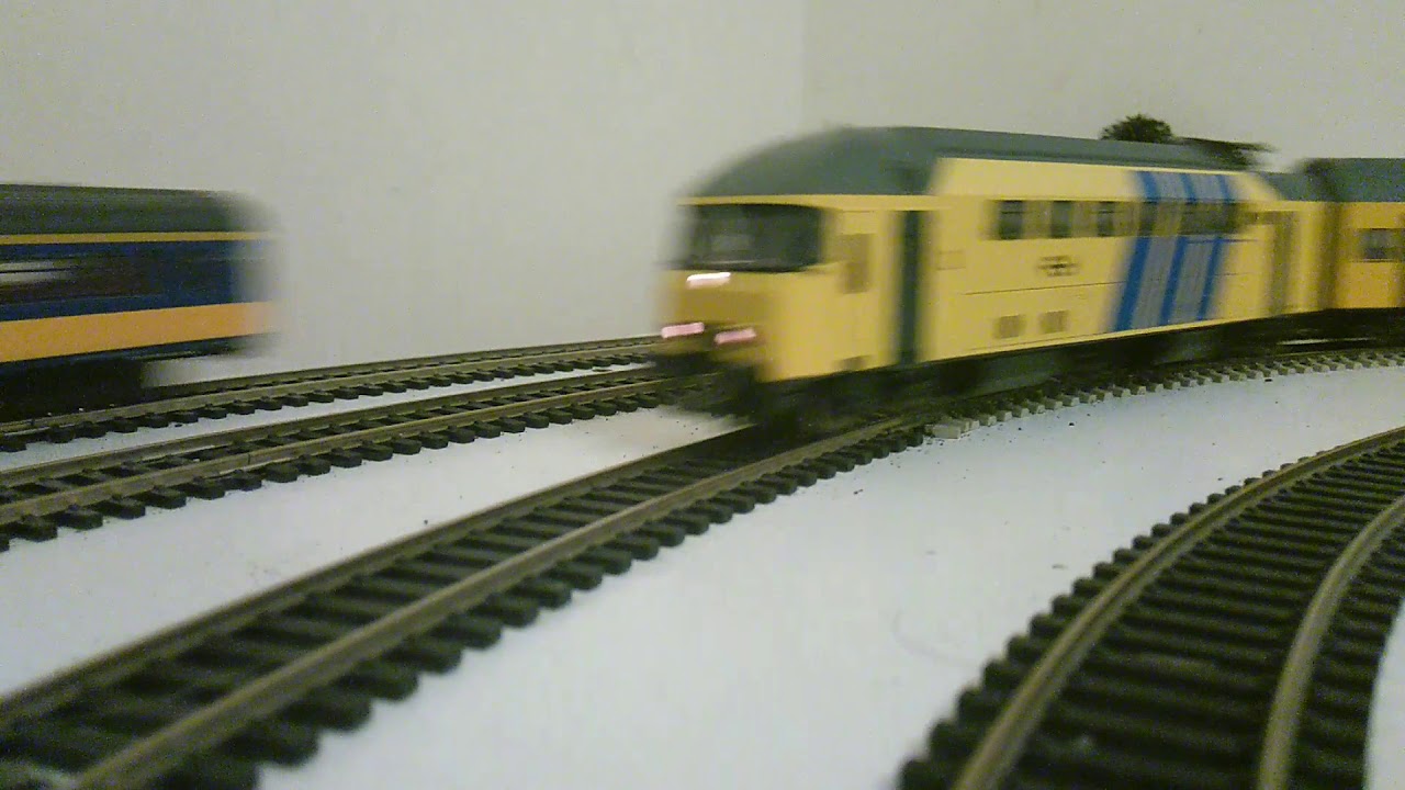 Dutch NS trains in HO: Roco series 1800, Riva mDDM and Lima DDM coaches, Lima Mat '54 Hondekop