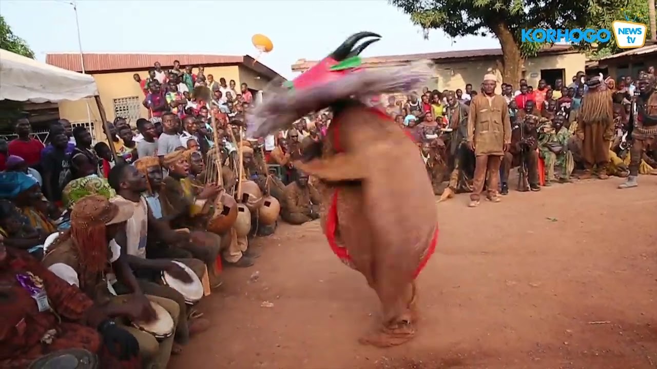 Admirez la Danse Dozo chez le peuple sénoufo.