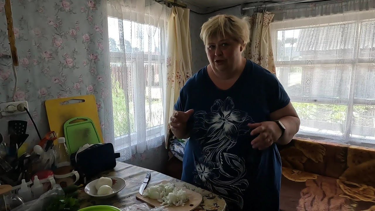 Простой дачный обед. Прошлись по теплицам.