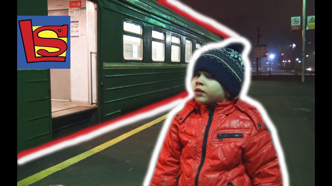 Пожарный поезд красного цвета спешит на пожар на перроне ночью проходящий мимо состав обзор поезда