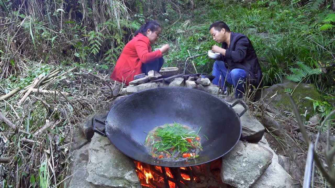 阿哥山里用野葱炒了一锅野味，老婆说太好吃了，把饭菜都吃个精光