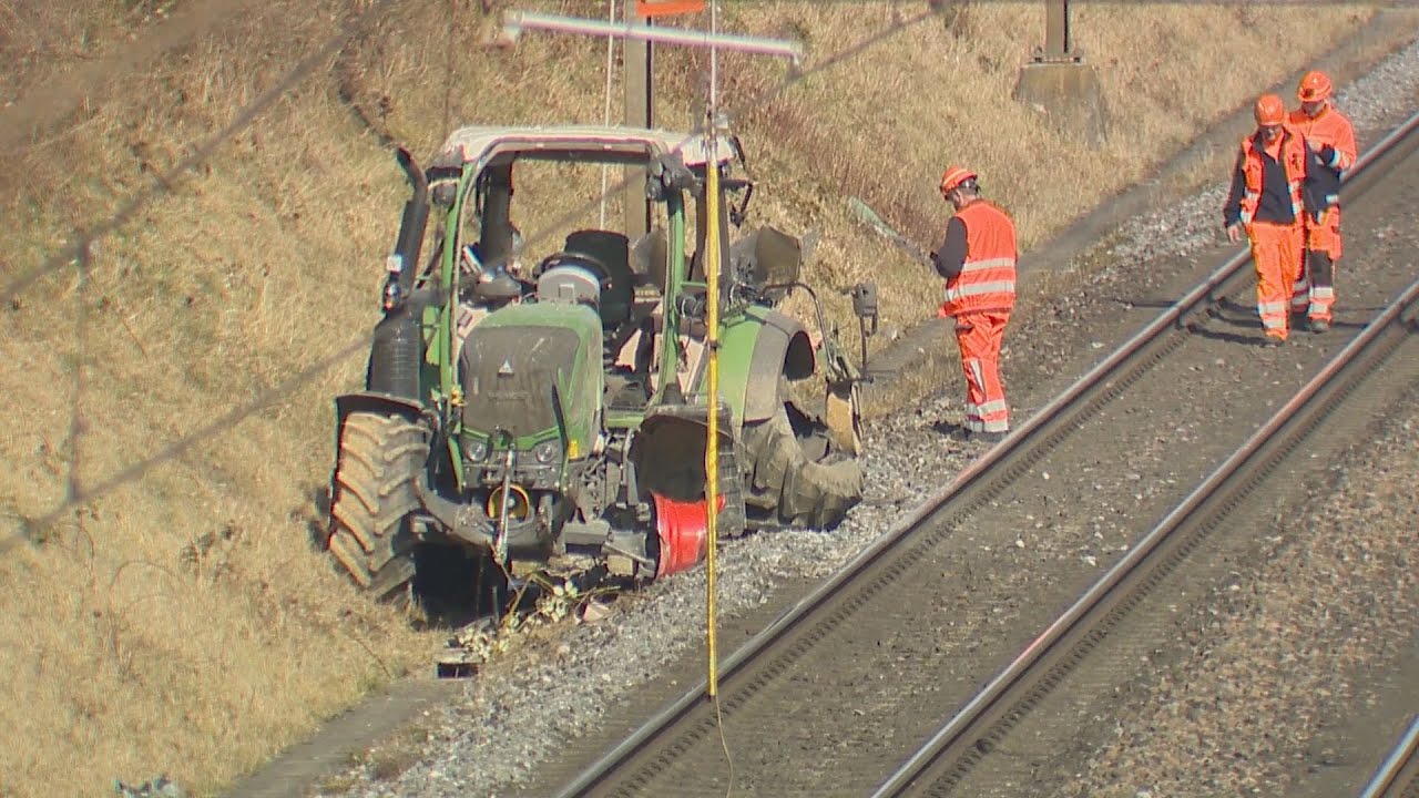 Niederglatt ZH: Traktor stürzt auf Gleise