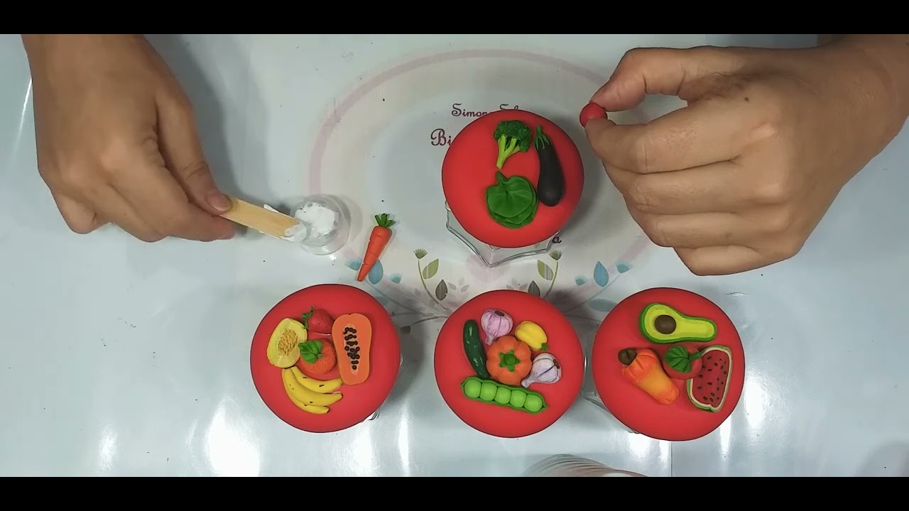 Colagem dos apliques de biscuit secos na tampinha do pote 🤗