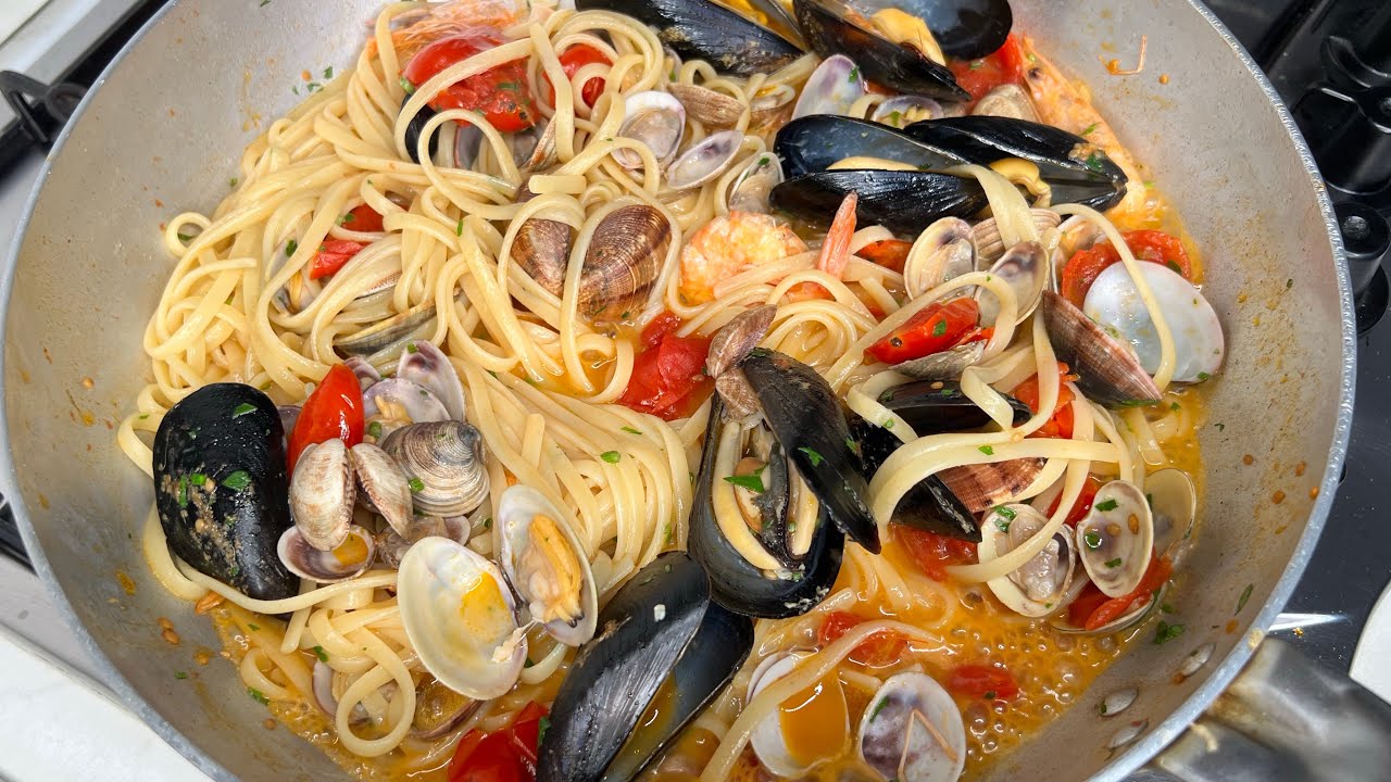 LINGUINE AI FRUTTI DI MARE FRESCHI. Italian food official 2023 🍝🇮🇹😋