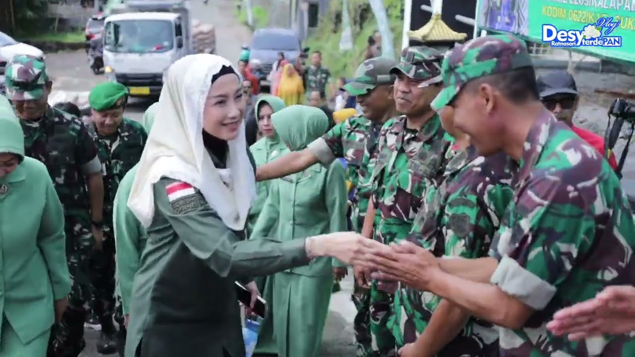 Menyerahkan Bantuan Bis ke Kodim Sukabumi