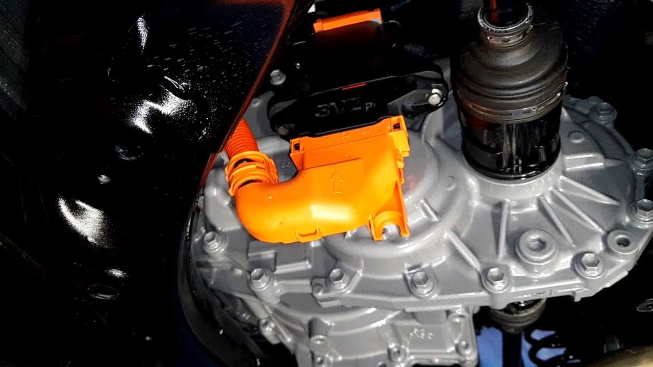 Słowo na poniedziałek: gniazdo. Naprawiamy złącze napędu tylnej osi w Rav4 Hybrid AWD.